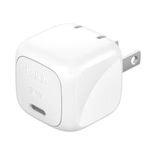 Kit de viaje Belkin: batería externa de 10 000 mAh con cable USB-C integrado, cargador de pared USB-C de 30 W, cable USB-C/C y estuche de viaje.