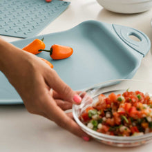 Dexas - Paquete de 2 coladores para fregadero y tabla de cortar con picadora, elige el color