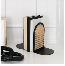 Sujetalibros de mesa para interiores con forma de arco, de metal negro y ratán natural