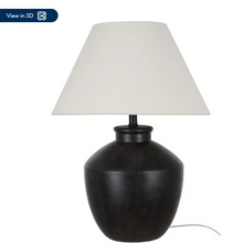 Lámpara de mesa My Texas House de 22 pulgadas con forma de urna, textura envejecida, acabado negro.