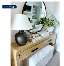 Lámpara de mesa My Texas House de 22 pulgadas con forma de urna, textura envejecida, acabado negro.