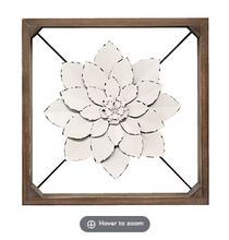 Flor de metal enmarcada Stratton Home Decor - Blanca