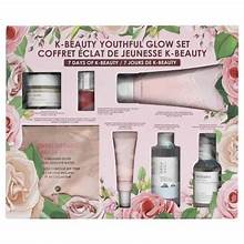 Set de belleza coreana para un brillo juvenil de Sophie, con productos de Round Lab, Saturday Skin, Mixsoon, Glowiest y Dear Dahlia (7 piezas).