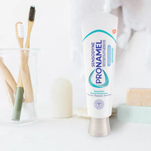 Pasta dental blanqueadora suave Sensodyne Pronamel Advanced para dientes sensibles y caries, paquete de 4/6,5 oz.