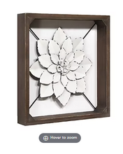 Flor de metal enmarcada Stratton Home Decor - Blanca